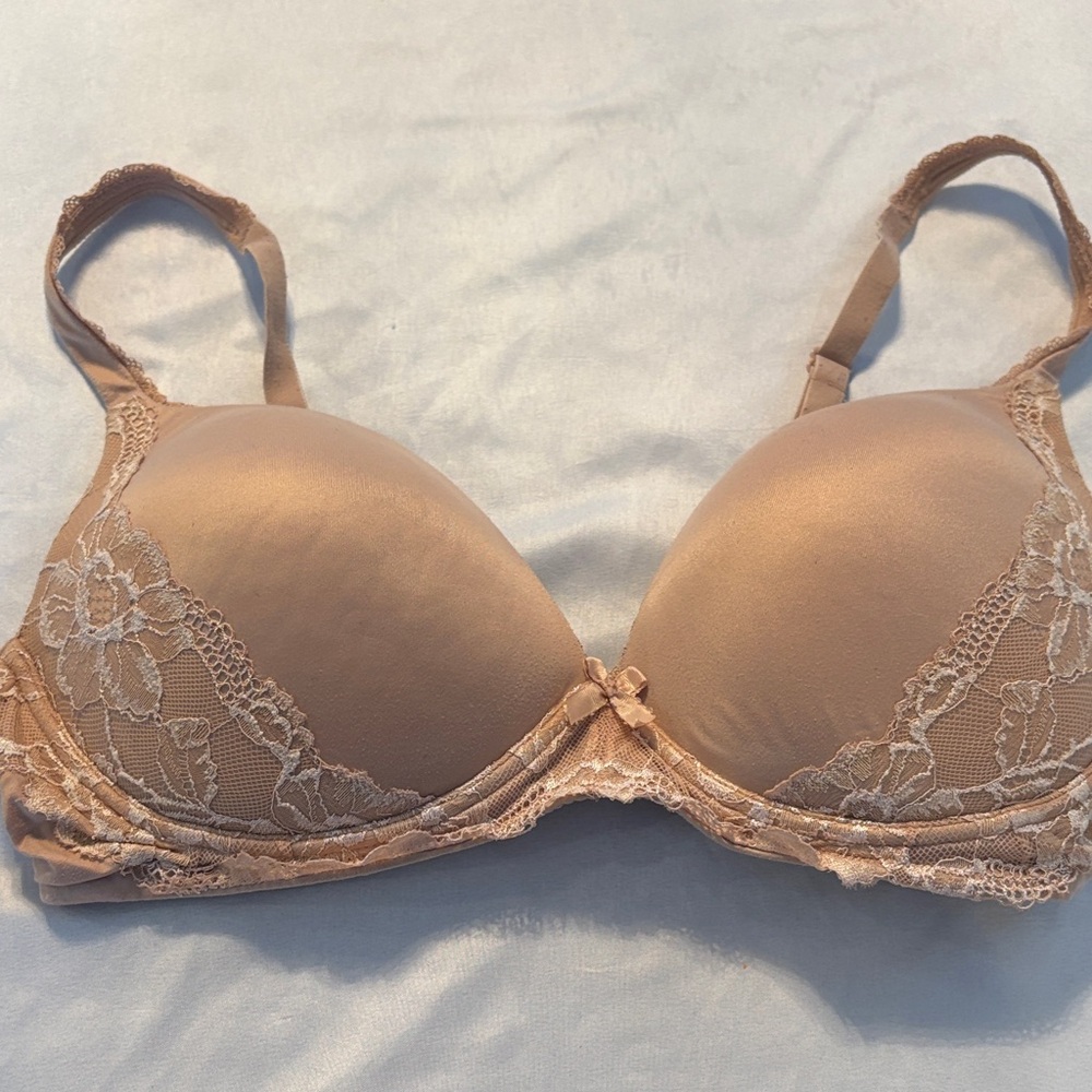 VS Wireless Body by Victoria Lace Trim Bra